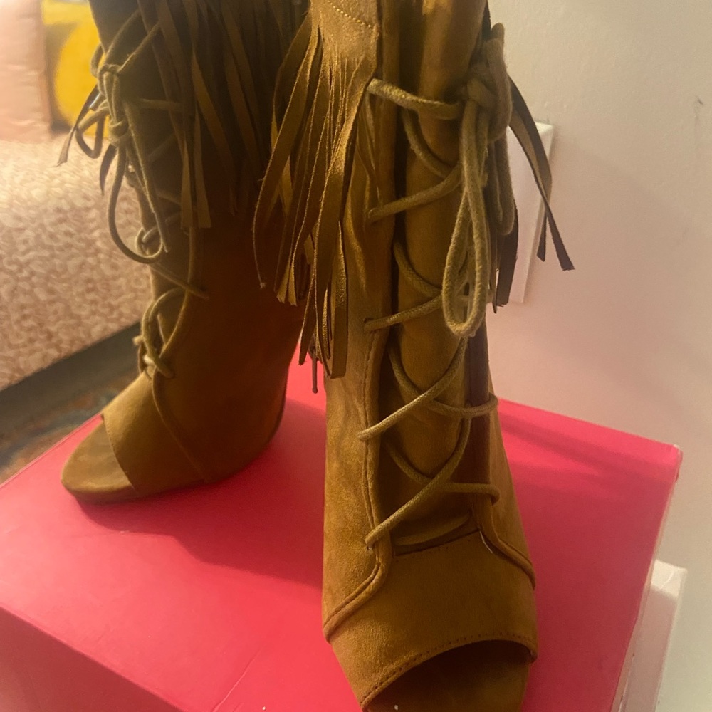 Shoe Dazzle Size 8.5 Tan Suede Fringe Booties